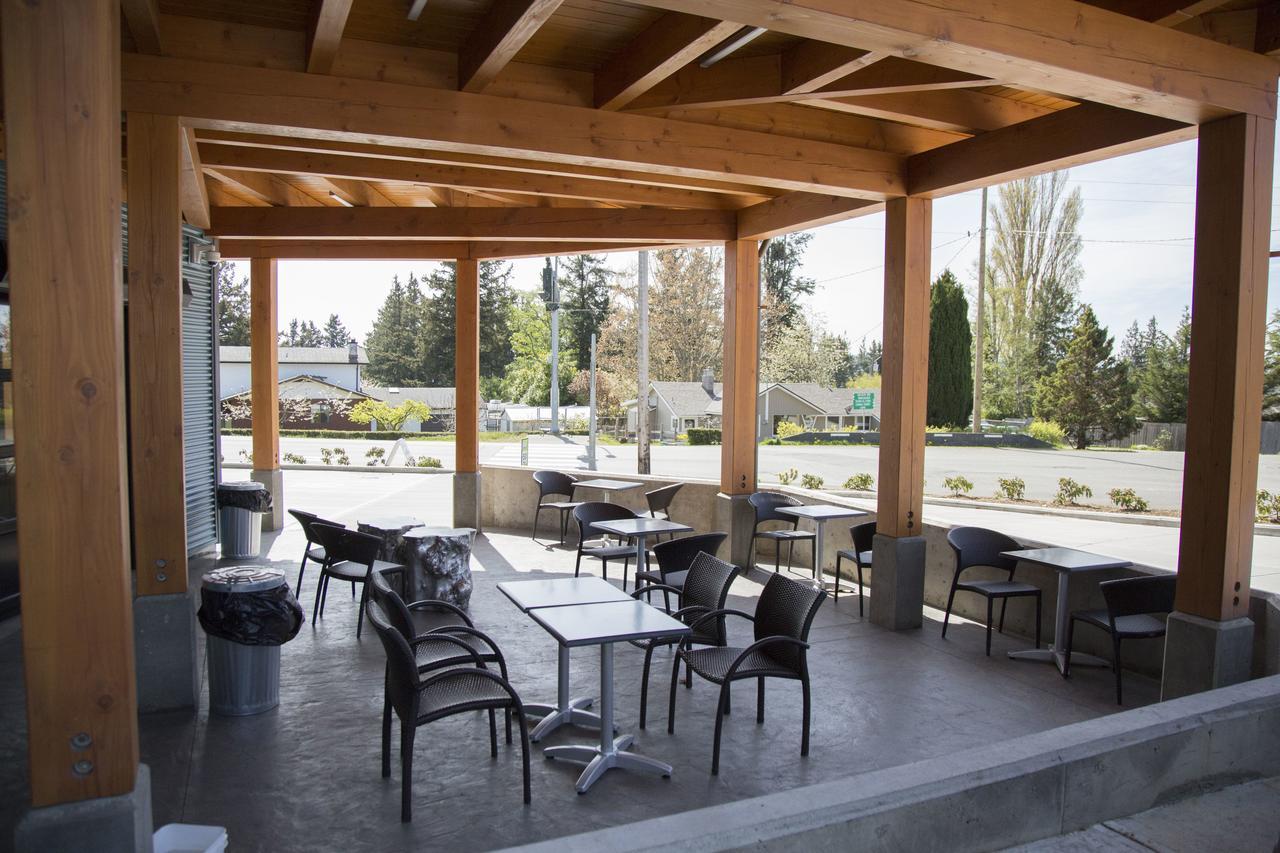Pacific Point Market And Suites Powell River Exterior foto
