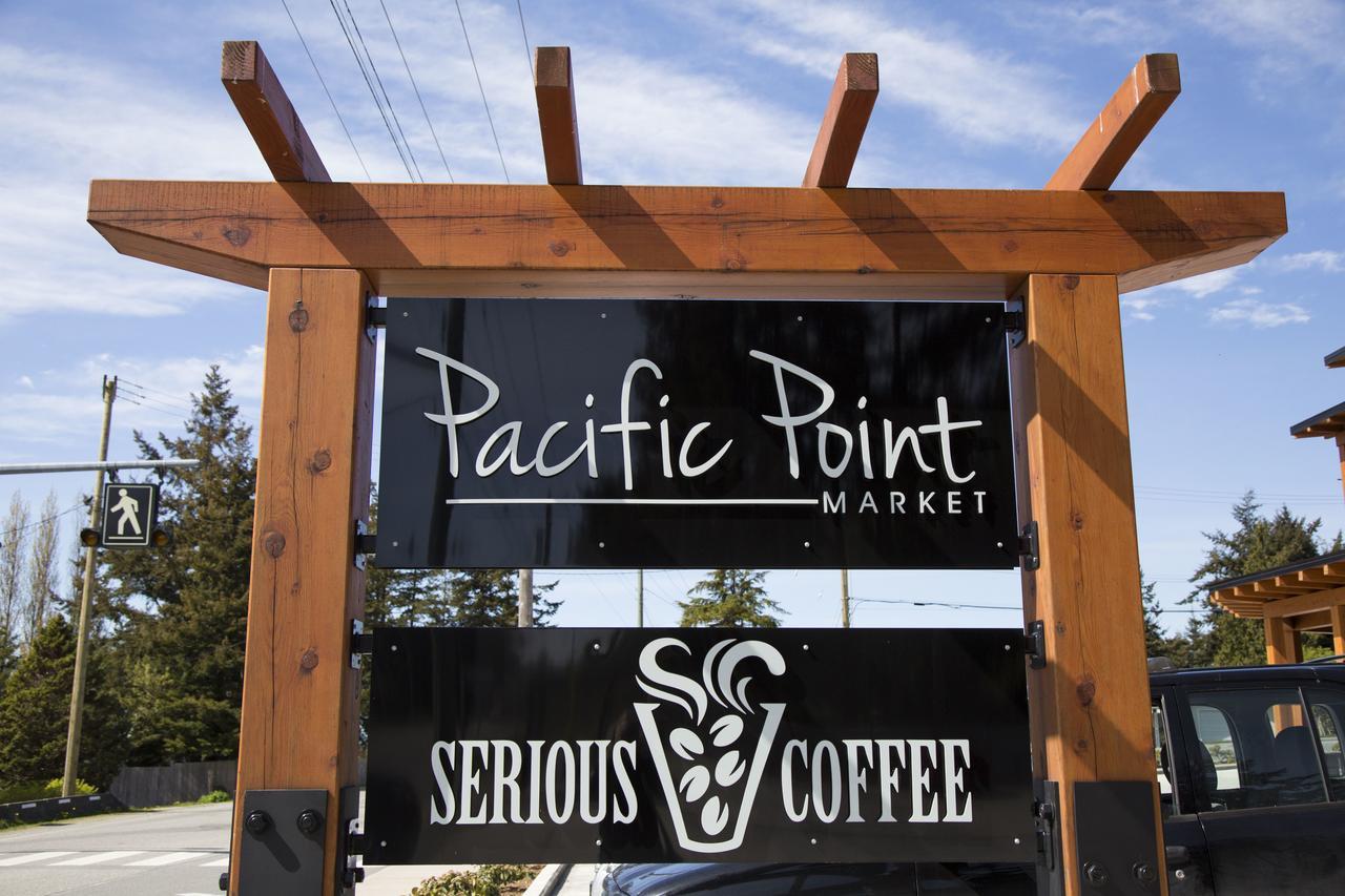 Pacific Point Market And Suites Powell River Exterior foto